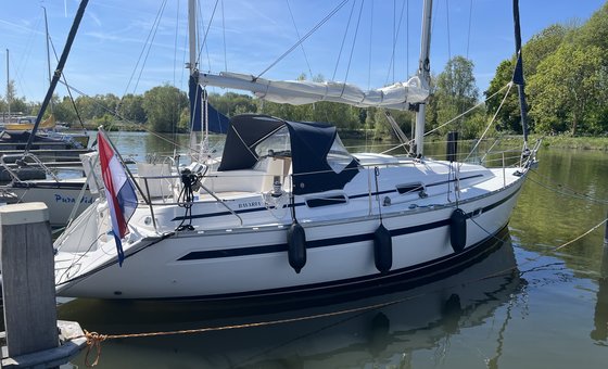Bavaria 32 Holiday 1.jpg